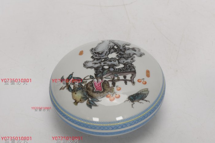 清雍正，琺瑯彩藍料翠邊角博古印合，高6.5厘米，口徑12.2厘米，底徑8