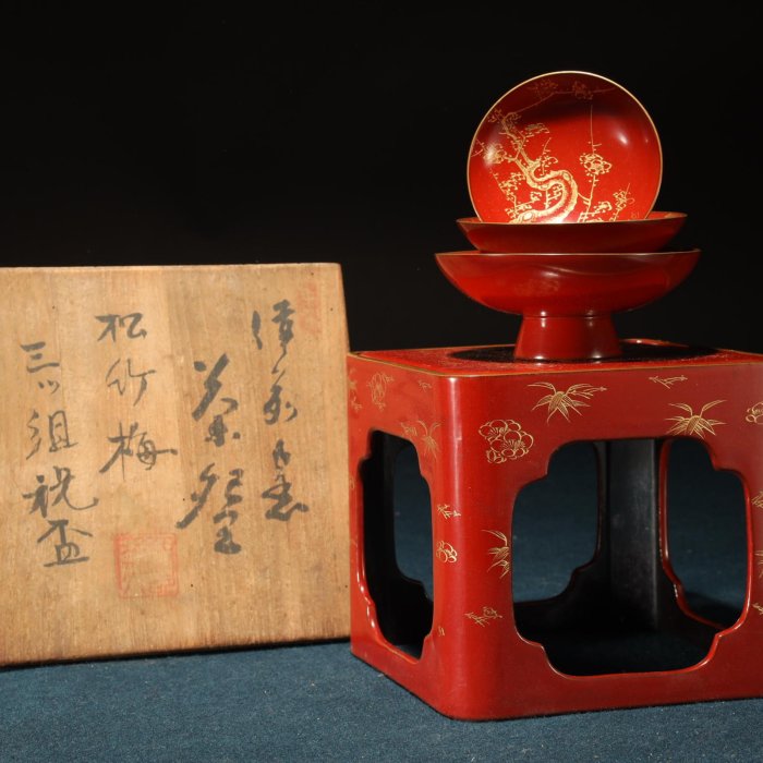 漆塗　木盃　丁字台付　松竹梅　三ッ組盃 3/19結標日本漆器松竹梅金蒔繪三ツ組祝盃附盃台共箱CEC0503 -漆碗漆盤