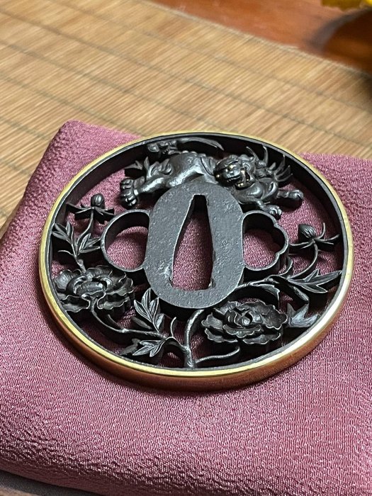 日本刀鐔刀鍔武士金工裝具鐔鍔裝具目貫緣頭根付小柄日本金工嵌獅子牡丹