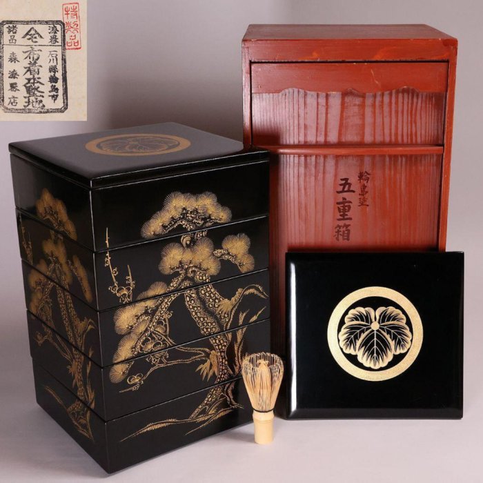 輪島塗 森漆器店 沈金 丸に蔦家紋 松竹梅 五段重箱 黒 朱 木製【MB57】 輪島塗重盒五段重沈金松竹梅家紋木製| Yahoo拍賣