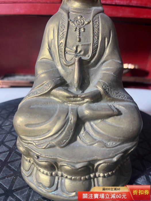 老銅觀音像一尊，高度16.5cm左右，手工雕刻而成的，底有款。神像整體
