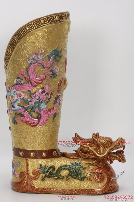 08乾隆年製 擺件 清乾隆，琺瑯彩雕刻描金五龍帝王靴，高31.5厘米，口徑13.1厘米，底長