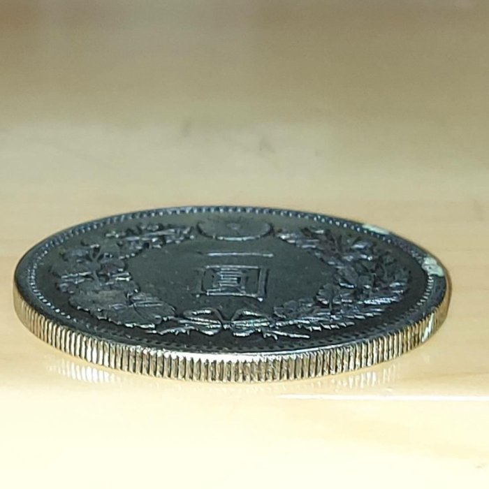 日本明治十五年發行，龍銀一圓現在使用的日本貨幣單位「圓」（円），是