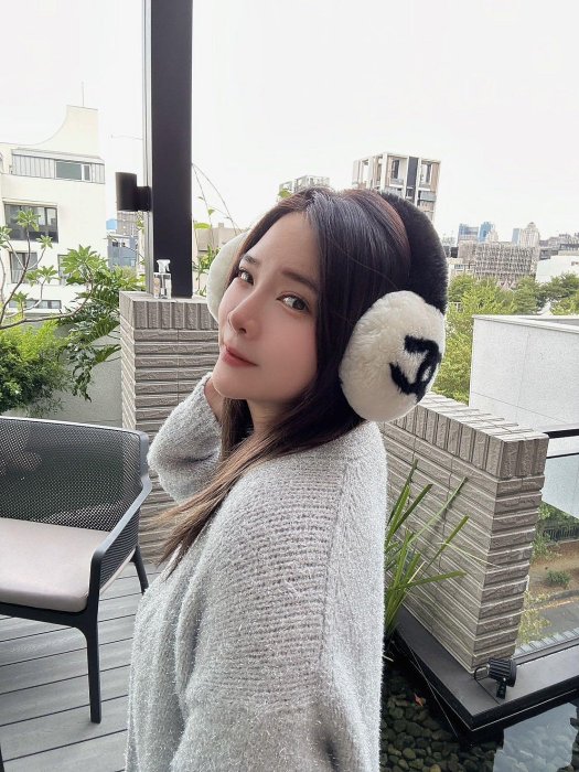 Chanel 25N 黑白 配色 毛毛耳罩  ❤️