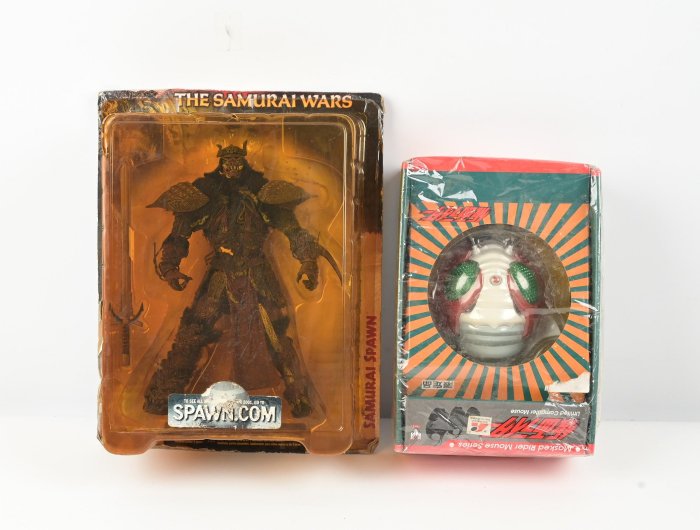 《玖隆蕭松和 挖寶網S》Samurai Spawn 武士閃靈 公仔模型 / 假面騎士 V3 造型滑鼠 收藏擺飾 共 2入(14525)