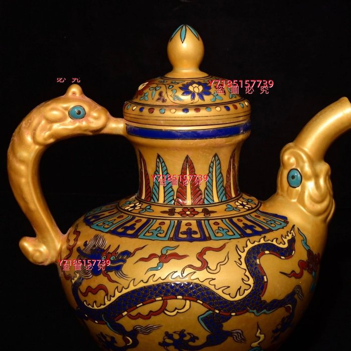大明成化年制多字款金地彩龍紋壺，高19×19厘米??8385A01722 【錦繡古玩