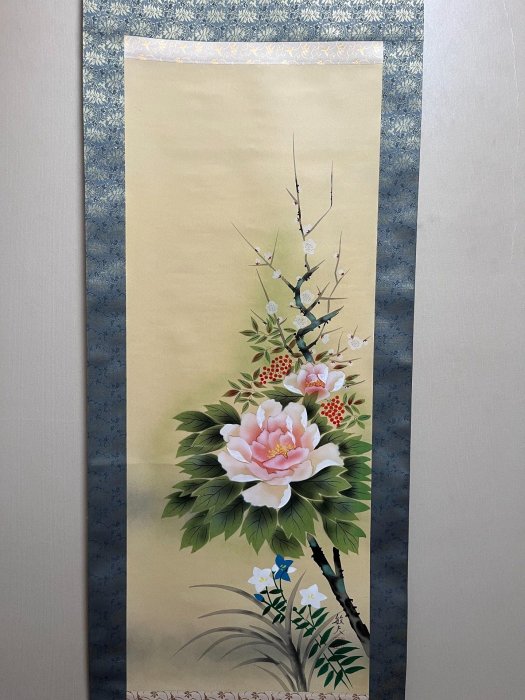 嚴選敏夫創作的187×54公分絹本人工手繪四季花卉立軸，色彩鮮豔畫工精細