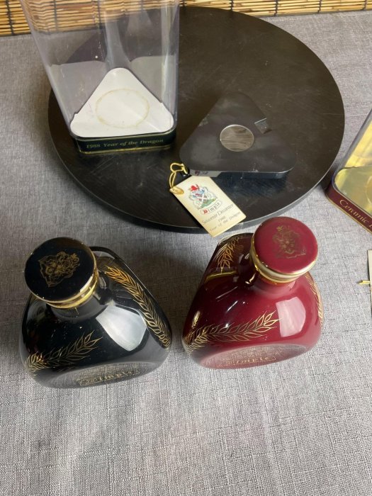 英國Dimple添寶1988龍年威士忌陶瓷紀念.瓶，雅黑釉龍紋設計，圓潤扁瓶