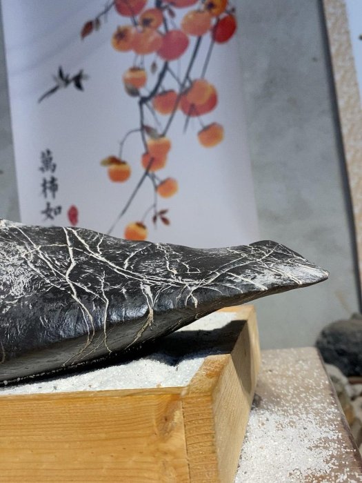嚴選靈璧石磬天然原石，山水造型伴美紋理，適合魚缸造景擺放，音色晶瑩