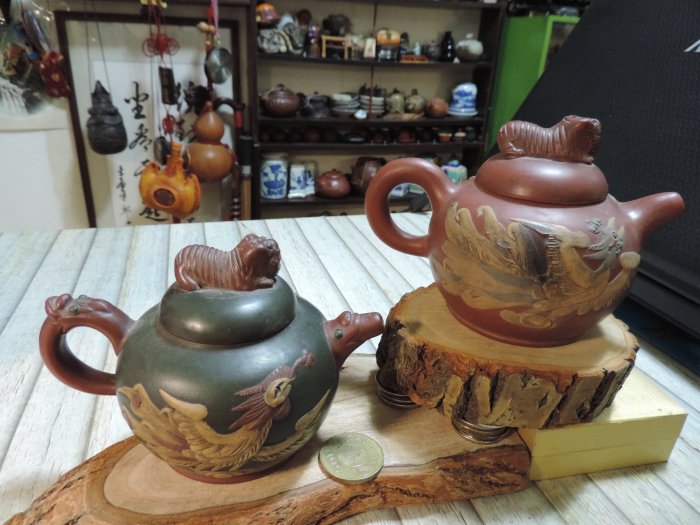 早期收藏~中國宜興綠泥+紫砂對壺臥虎藏龍龍鳳浮雕紫砂壺~ 一對~ 顧景舟