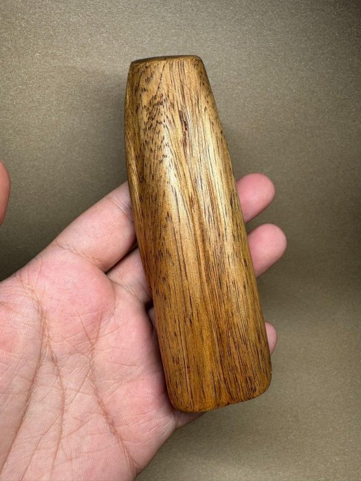 柬埔寨菩薩棋44.6克沉香樹心油尺寸：12.4cm*3.7cm*3.2cm。 高品質大塊