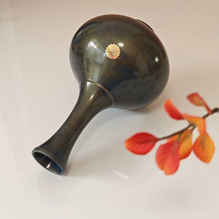 嚴選日本昭和時期高崗銅器峰雲作鑄銅嵌菊花瓶，底足刻款全品無瑕疵