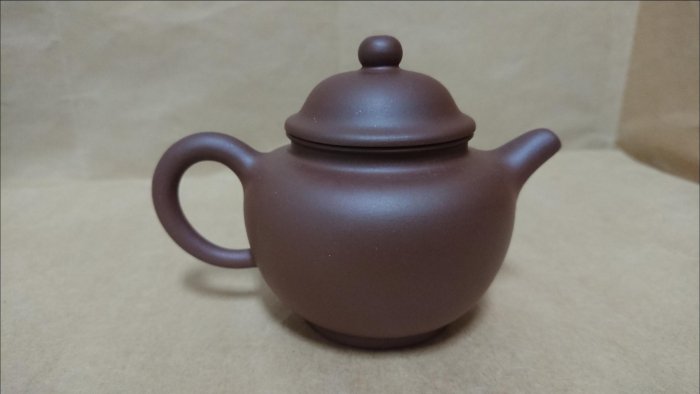 早期80年代宜興紫砂壺，一廠/掇只壺/紫泥，目視約150cc，底款/中國宜興
