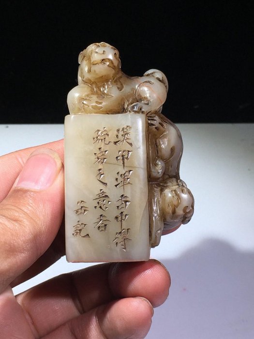 壽山石芙蓉石名家吳昌碩獸鈕印章5.2尺寸：71mm41mm24mm重量：109克舊藏