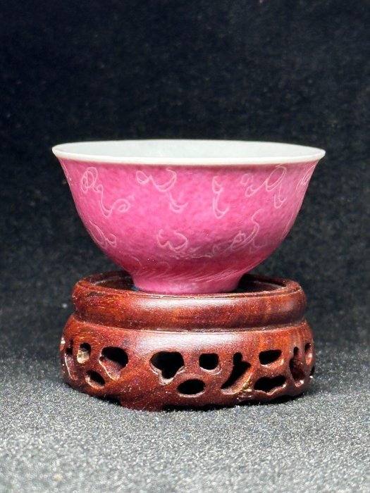 嚴選民國時期粉彩茶杯，火焰雲紋設計，口徑5.8cm，高3.3cm，珍藏級品相