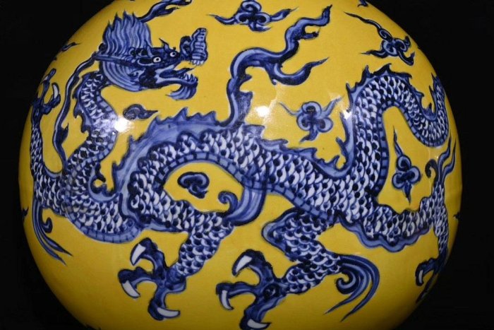 嚴選大明宣德時期黃釉青花龍紋扁瓶,高45x33公分,適合收藏古董瓷器 嚴選大明宣德時期黃釉青花龍紋扁瓶,高45x33公分,適合收藏古董瓷器