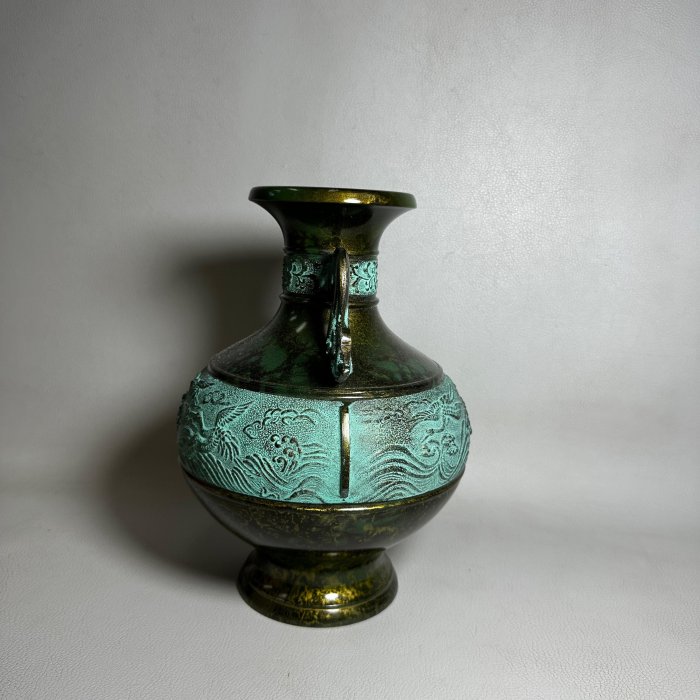 古玩輕鬆拍】老日本高岡銅器金工師龍仙作螭耳浪鶴雕青銅花瓶/鑄銅花器