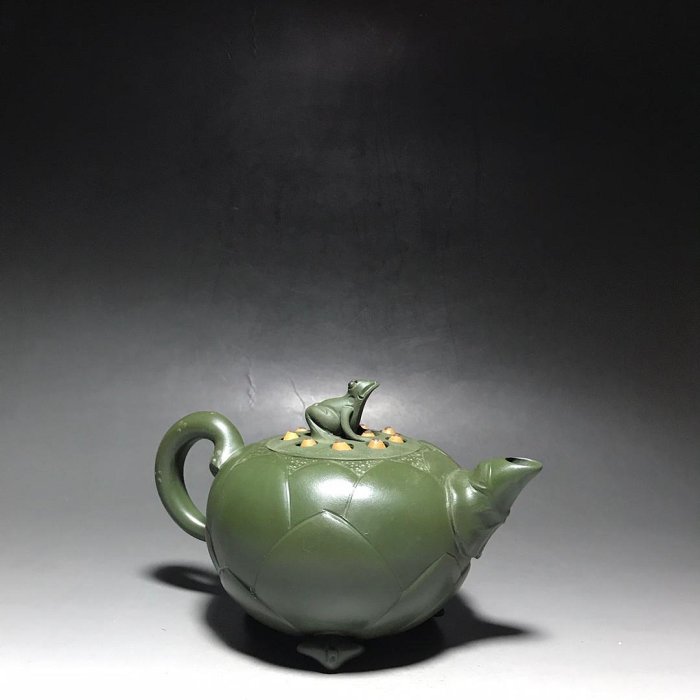 珍藏紫砂壺品茗：青蛙蓮子壺底款：蔣蓉材質：紫砂容量：350cc 出水孔