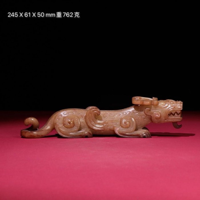 臻品旧藏，和田白玉满沁玉虎小摆。包浆厚重沁色入骨，工艺精湛，犀利民