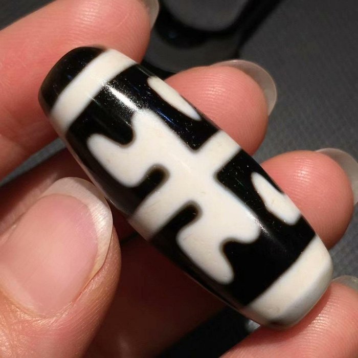 嚴選無界天珠，尺寸14.8x39mm，黑白分明線條流暢，飽滿圓潤適合收藏