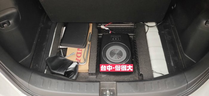 俗很大 台灣大地震 8吋薄型重低音 內建擴大機 鋁合金鑄造 低音佳 ( 本田 FIT 2代實裝車)