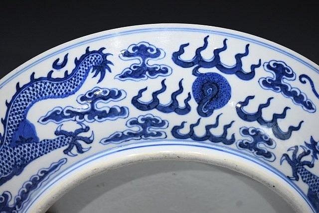 清光緒青花雙龍戲珠龍紋盤，尺寸直徑34公分，（處北京嘉德拍賣附證書