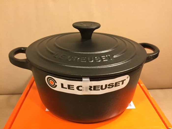 全新Le Creuset] 18公分鑄鐵鍋/圓鐵鍋/黑琺瑯(沉靜黑) (送LC鍋食鐠卡5