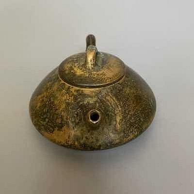 清乾隆款 銅製茶壺 煎茶道具 古銅壺 在銘 舊藏乾隆年制茶壺擺件古黃銅壺手把壺茶道創意茶寵擺件尺寸見圖示古樸的
