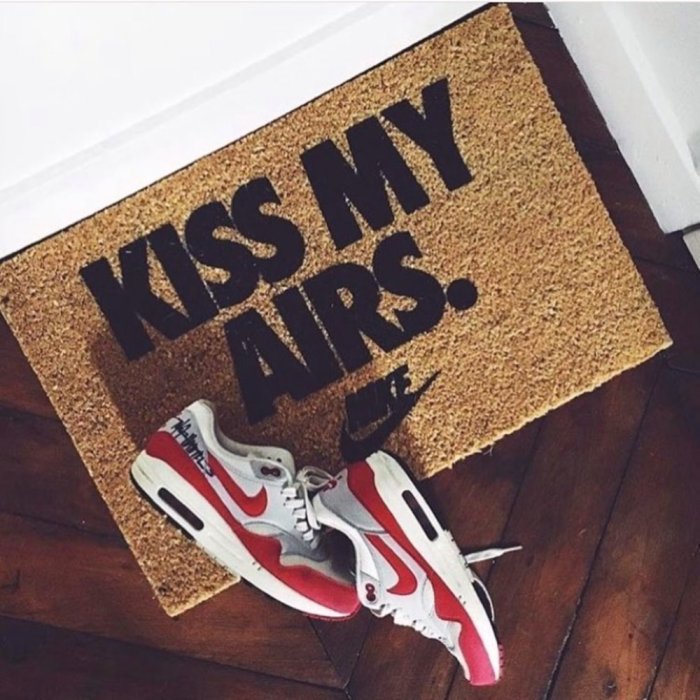 CodE= NIKE KISS MY AIRS DOORMAT 防滑腳踏墊(卡其黑) VAPORMAX 地墊