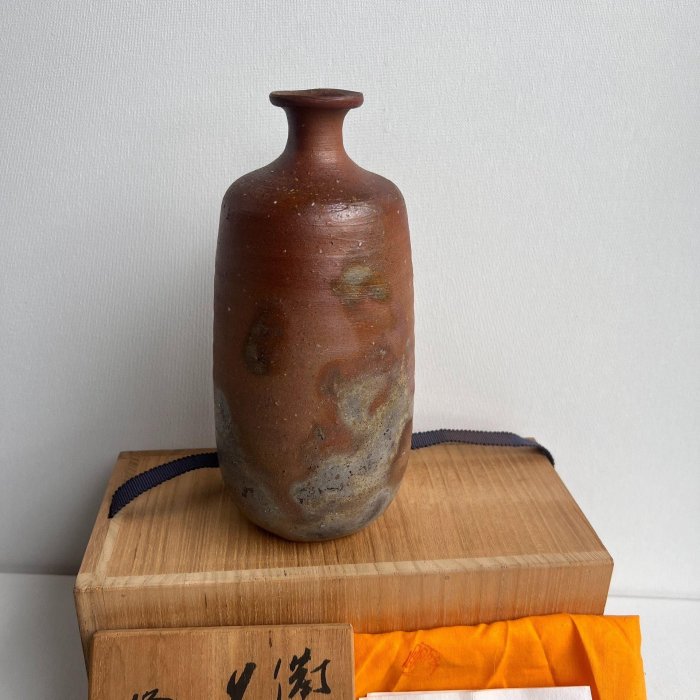 日本名家木村隆明手工備前燒花瓶，裸燒無釉天然松脂釉，高約15公分