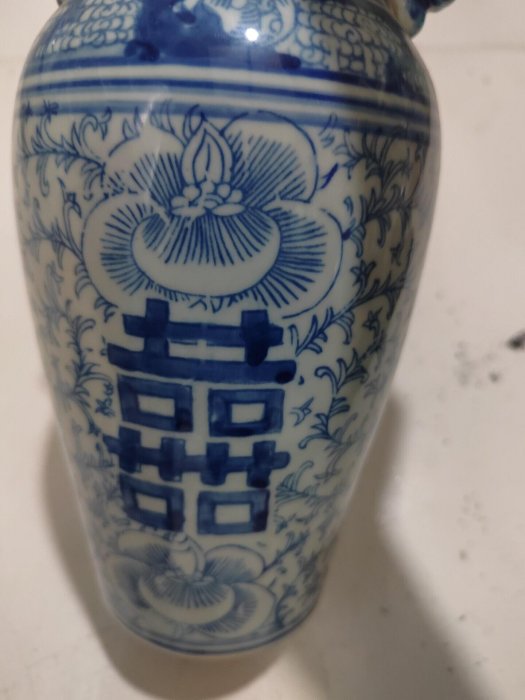 嚴選青花雙喜瓶，高25cm口徑9.5cm，白底青花纏枝蓮紋，獅耳造型生動