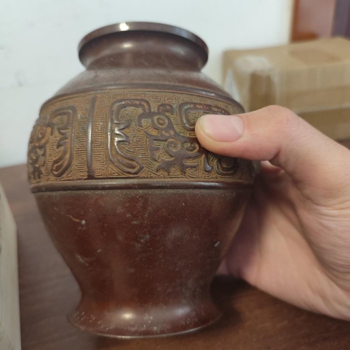 嚴選日本鑄銅饕餮回字紋花瓶，高度約18公分，典雅小品收藏，附原木盒