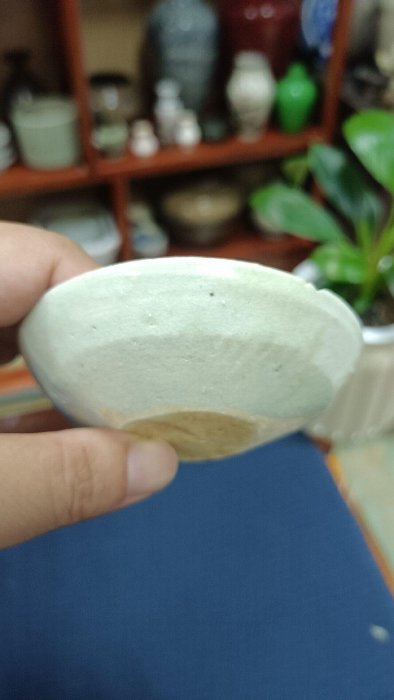 嚴選宋代青白釉筆舔，釉色瑩潤如玉，造型精致小巧，僅口沿有小瑕疵