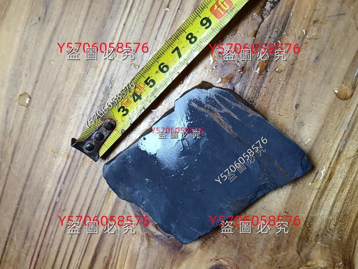 端硯老坑原石料，品相完好無瑕疵，尺寸約8.5x6x1.4厘米。來自大西洞老
