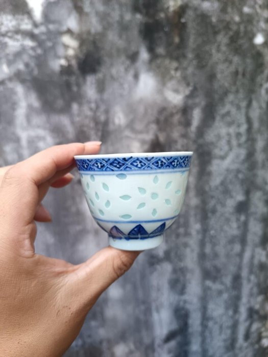 嚴選清末老玲瓏青花茶杯，口徑7.5cm，玉質釉彩畫工精湛（100cc 玲瓏瓷