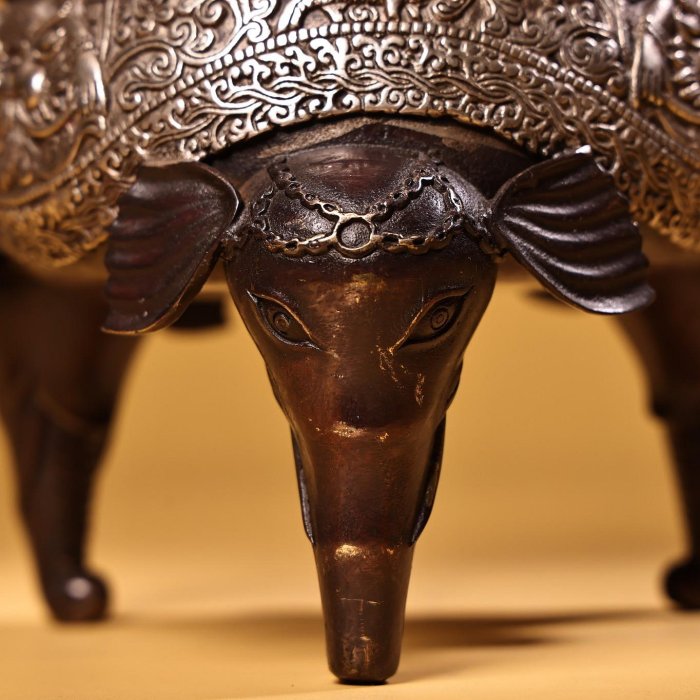 中国古美術・旧蔵品・純銅製・高浮彫・錾刻・鎏銀・八宝紋 盤龍 首飾箱・置物・茶道 珍品舊藏收純銅高浮雕鏨刻鎏銀獸面永珍薰香爐工藝精湛器型款式重1500克