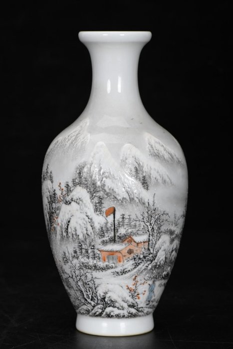 清雍正，琺瑯彩雪景山水花瓶，高17.5厘米，口徑4.4厘米，肚徑8.7厘米