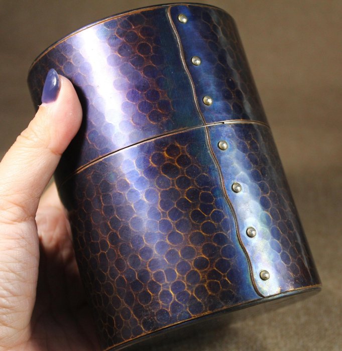 桑園の】日本金工長壽堂紫金銅大型12cm 波浪鉚釘紋茶罐茶倉黃巾桐箱附T