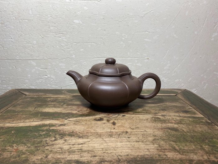 推薦手工精雕宜興紫泥傳統八卦壺，容量350cc，蓋款齊逸，網孔設計優美