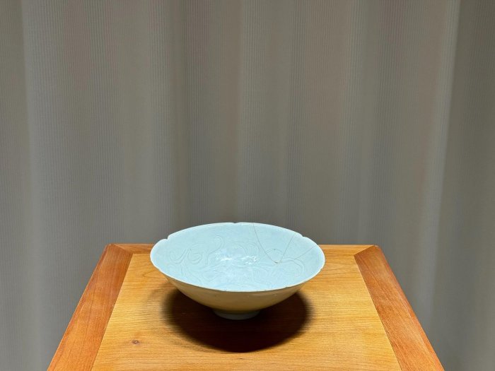 南宋湖田窯影青葵口大碗，刻花流暢優雅，釉色清雅如藍，完美品相推薦