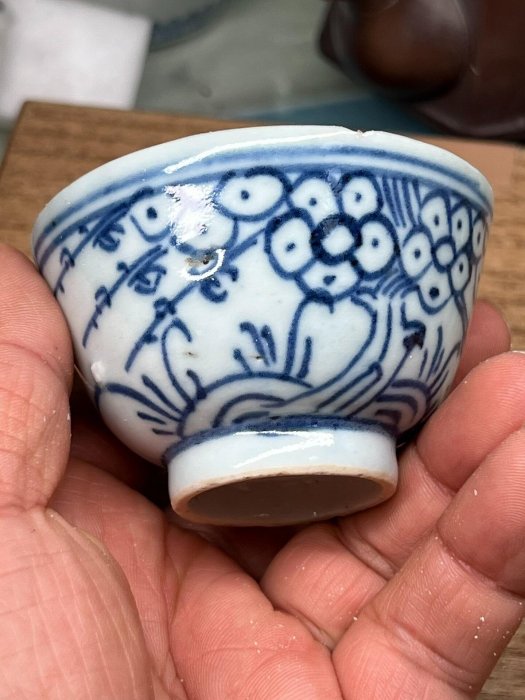 清代青花過墻梅小杯，直徑6.8cm，工藝老道青花自然中古茶道收藏清代