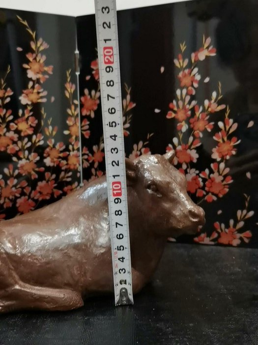 CX784 【都賀田勇馬 作】ブロンズ「牛」高9.7cm 重1.5kg・「臥牛/干支