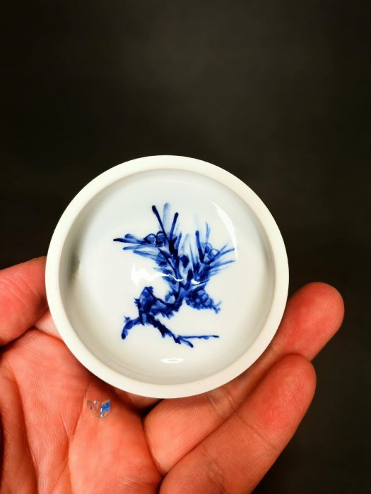 涉草柳三作戲唐子圖內青花松葉香盒，手繪胎脂如玉中古原裝涉草燒、香盒