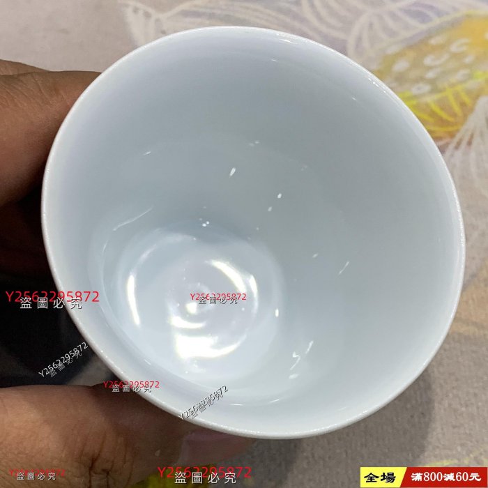 洪憲年制款粉彩洞石花卉紋馬蹄杯/茶杯。 尺寸：杯高約6.3厘米，杯口