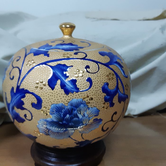 台華窯　純金使用 金魚　七宝　宝の壺 台湾美術 (雕金堆線金魚聚寶蓋罐) 雕金堆線金彩寶藏富貴花鳥聚寶蓋罐-東方空間文化藝術事業有限公司