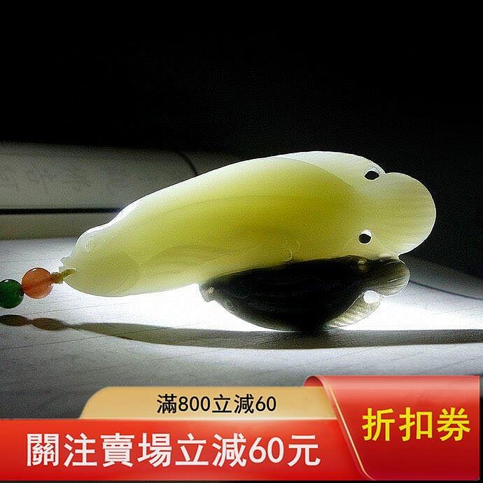 和田玉新疆料，雙魚掛件，玉質細膩油潤，天然青花色，黑白巧雕，雙魚