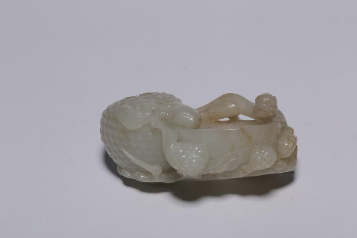 清代，和田白玉螭龍荔枝紋水盂長.6.8CM寬5CM高3CM 取和田白玉為材，玉