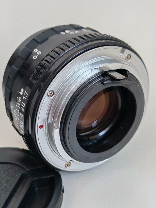 精雕設計的鳳凰Phenix 50mm F1.7大光圈鏡頭，適合PK口單反機使用，重量