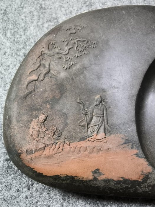 嚴選歙硯魚子紋微雕硯臺，意境獨特適合收藏，無盒保存仍顯珍貴。石質