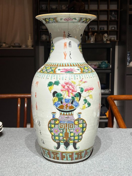 同治年間粉彩羅漢瓶，查義興大作鐘鼎博古紋，高42.6公分，典藏名家之作